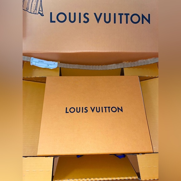 Brand new Louis Vuitton sneakers - Picture 5 of 7